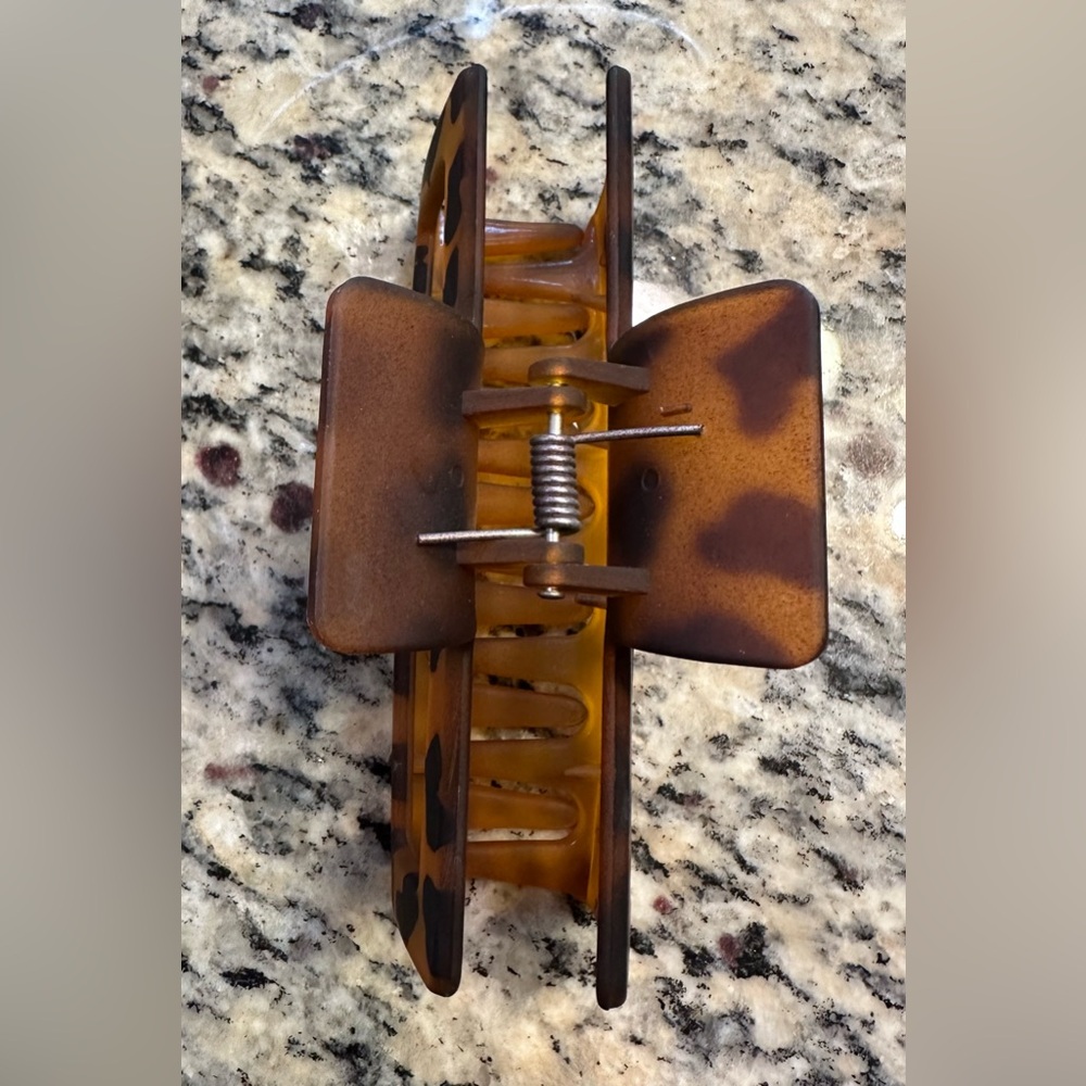Tortoise Shell Claw Clip - Picture 2 of 5